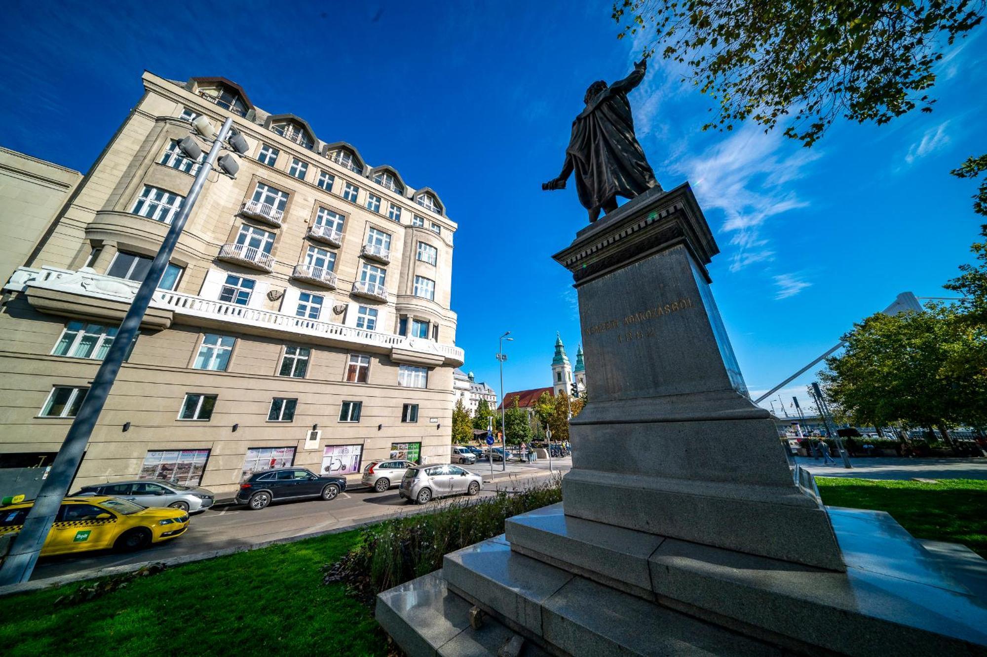 Downtown Riverfront * Budapest