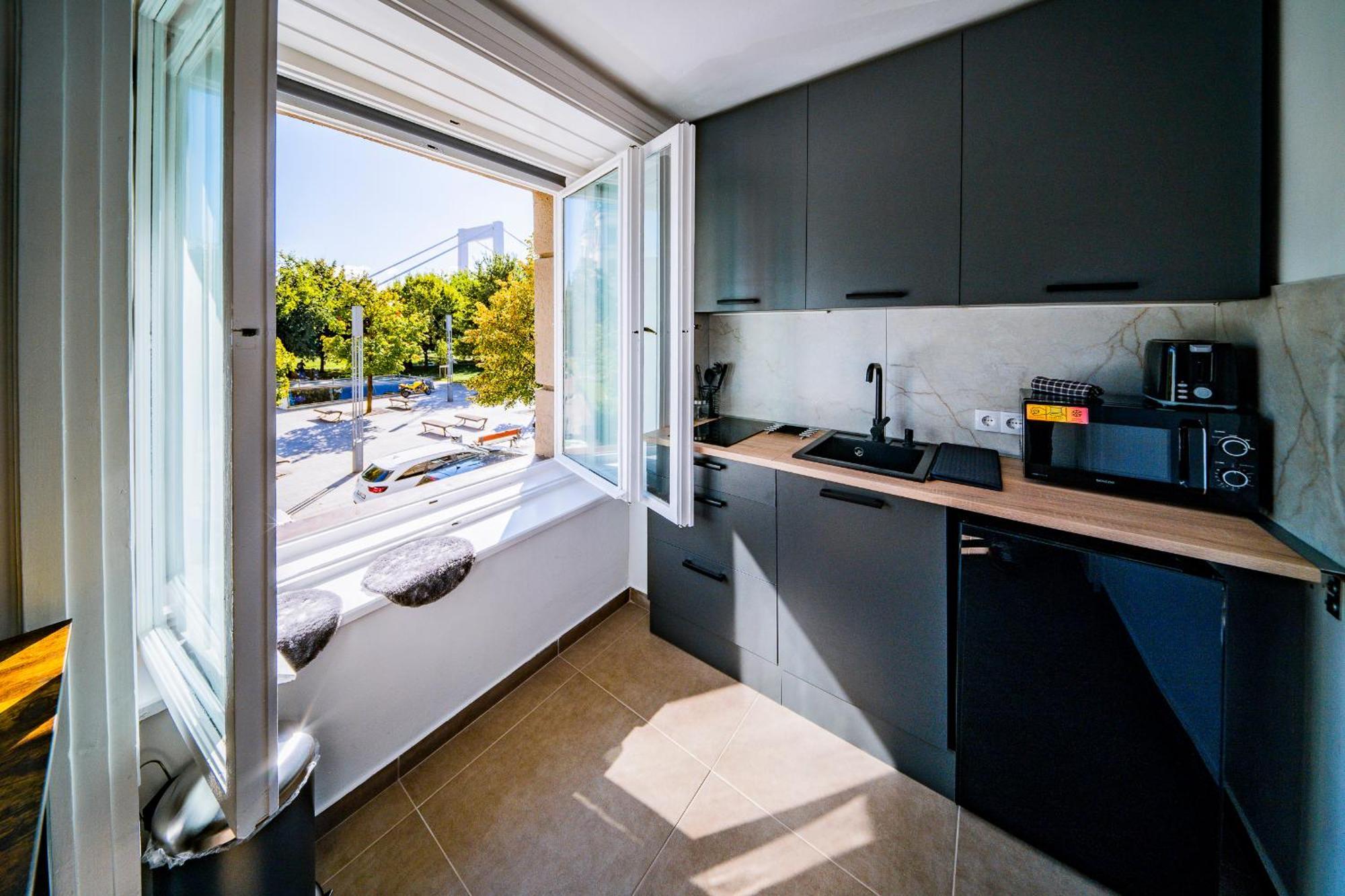 Downtown Riverfront Apartment *